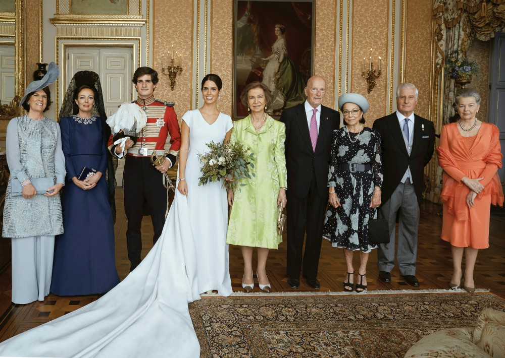 Los novios, Fernando Fitz-James Stuart y Solís y Sofía Palazuelo, posan para la foto de familia junto a (de izquierda a derecha) Sofía Barroso, madre de la novia; Matilde Solís, madre del novio y madrina de la boda; la reina Sofía; el rey Simeón de Bulgaria y su esposa, la reina Margarita; el Duque de Alba y la duquesa viuda de Calabria, Ana de Orleans. (Foto: EFE)