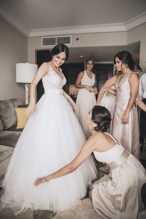 La novia -en un vestido de Rosa Clará y zapatos de Badgley Mischka- junto al séquito. Accesorios: Eva Guadalupe.
