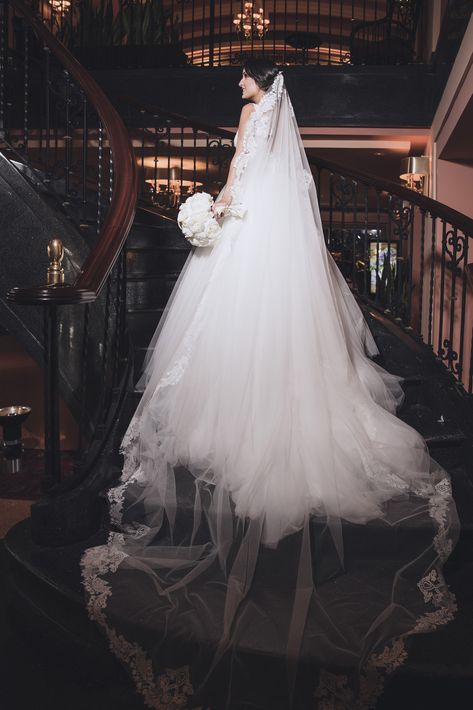 La novia se preparó en el Hotel Condado Vanderbilt con maquillaje y peinado de Raiza Montes.