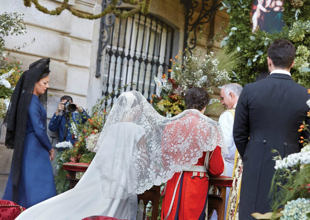 Fernando Fitz-James Stuart y Solís y Sofía Palazuelo, en un momento de la ceremonia celebrada en los jardines del palacio de Liria. (Foto: EFE)