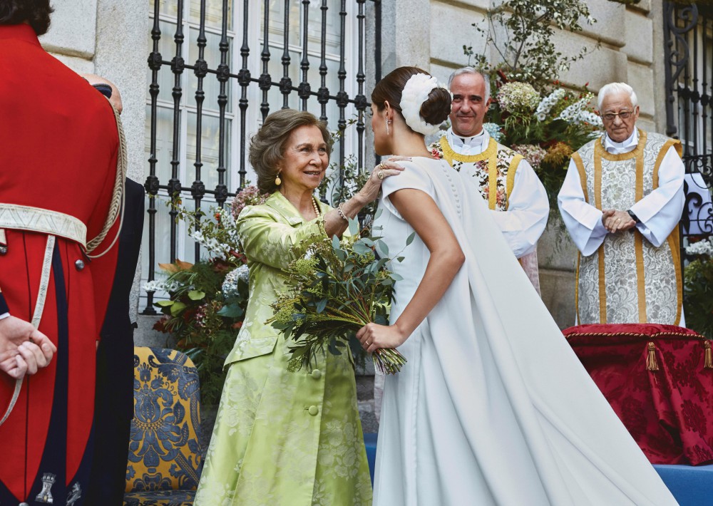 La novia saluda a la reina Sofía a su llegada al palacio de Liria. (Foto: EFE)