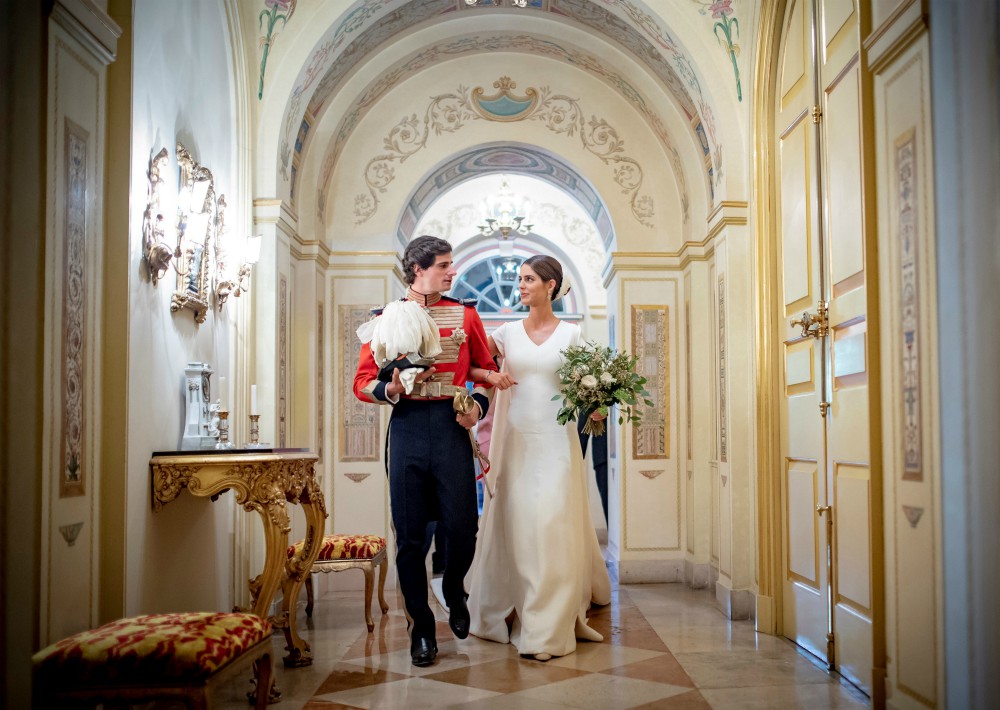 Los novios, en uno de los pasillos del palacio de Liria. (Foto: EFE)