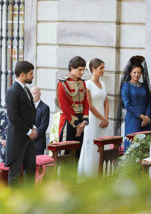Los novios Fernando Fitz-James Stuart y Solís y Sofía Palazuelo, con sus padrinos, Matilde Solís y Fernando Palazuelo, madre del novio y hermano mayor de la novia. (Foto: EFE)