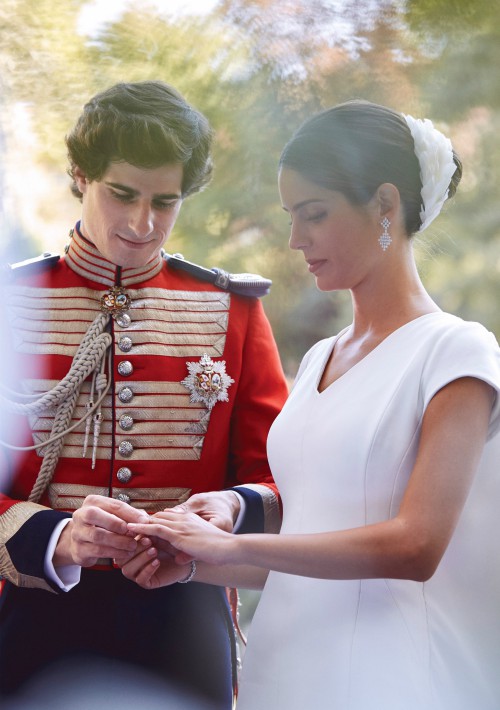 Fernando Fitz-James Stuart y Solís, hijo del Duque de Alba, y Sofía Palazuelo intercambian las alianzas durante su enlace matrimonial. (Foto: EFE)