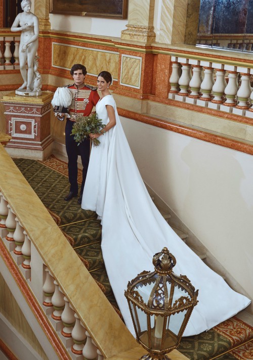 Los novios, Fernando Fitz-James Stuart y Solís, hijo del Duque de Alba, y Sofía Palazuelo, posan en el palacio de Liria, en Madrid, tras su enlace matrimonial. La novia vistió un diseño creado por su tía, Teresa Palazuelo, con una gran capa desmontable, que se quitó para la posterior celebración. (Foto: EFE)