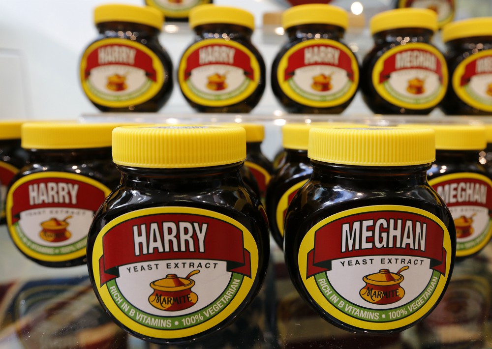 Jaleas con el nombre de Meghan y Harry en un supermercado. (Foto: AP)