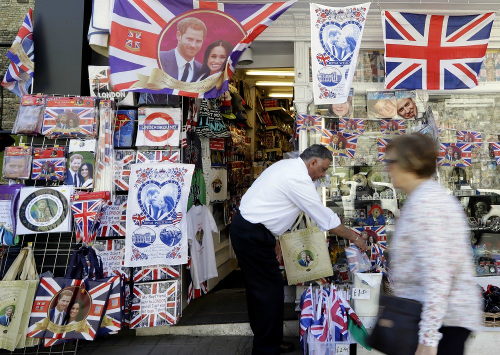 Tienda luce artículos conmemorativos de la boda real. (Foto: AP)