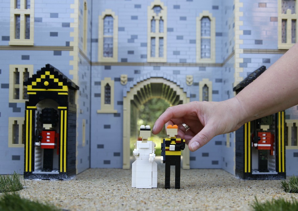 Legoland en Windsor creó una estampa con sus figuras. (Foto: AP)
