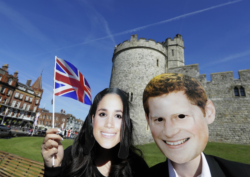 Fanáticos lucen máscaras de la pareja. (Foto: AP)