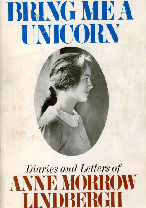 Bring Me a Unicorn: Diaries and Letters of Anne Morrow Lindbergh (1922-28) - New York: Mariner Books, 1993. Este volumen de cartas de quien se convirtió luego en escritora y esposa del aviador Charles Lindbergh contiene una sección de las que escribió a su madre, la poeta Elizabeth Cutter Morrow, en 1924, durante su primer año en Smith College. El entusiasmo con que comparte los detalles de su nueva vida y de la magnífica recepción que tienen sus primeros escritos indica una relación de cariño y confianza recíprocos (la madre escribió en 1931 un poemario titulado “Quatrains for My Daughter”). (Suministrada)