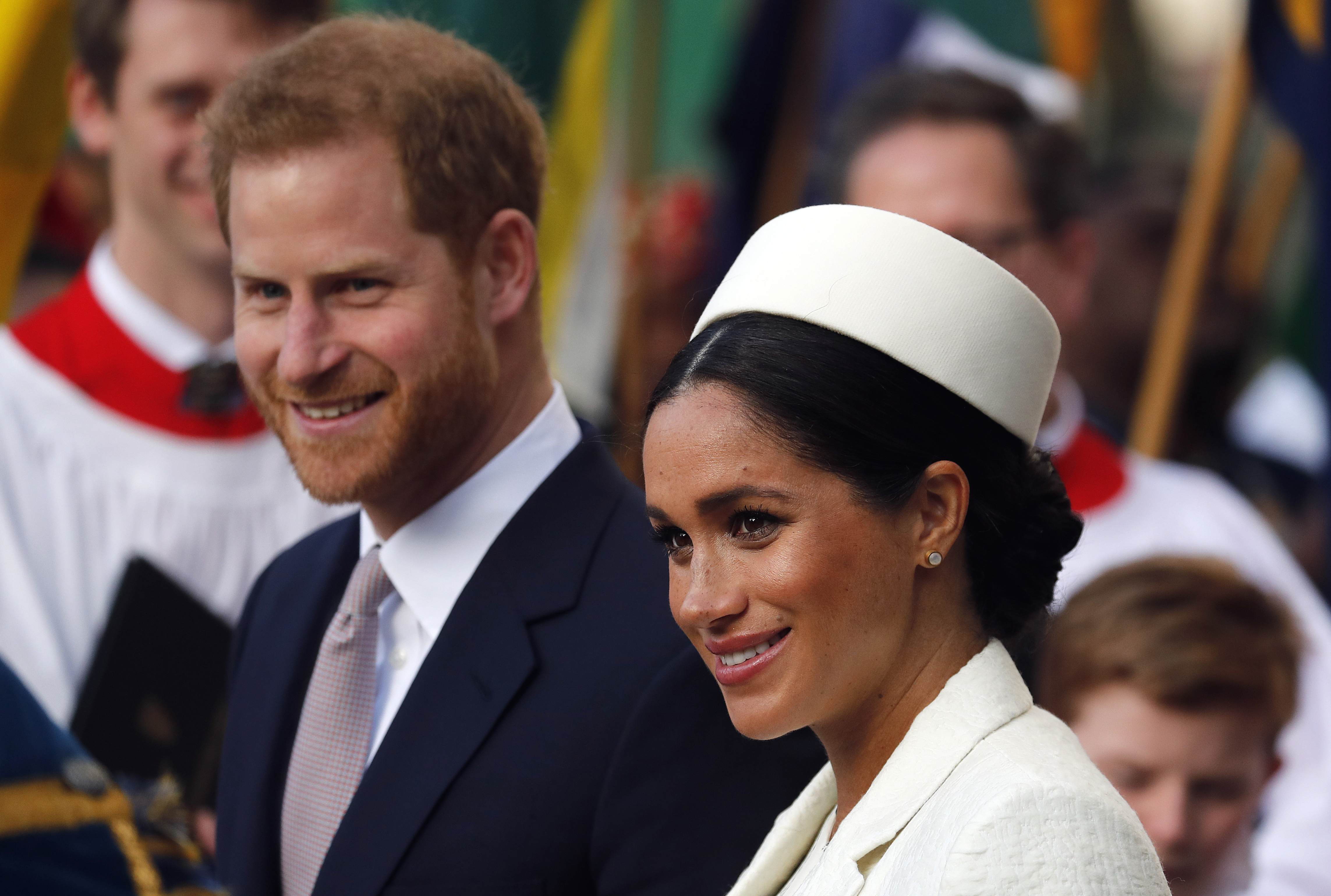 Meghan y Harry fueron duramente criticados en agosto de 2019 por utilizar un avión privado hasta cuatro veces en dos semanas para sus vacaciones, un gesto que ha sido considerado por algunos medios como “hipócrita” porque la alta contaminación y el elevado coste de los vuelos contradice su compromiso contra la pobreza y el cambio climático. (Archivo)