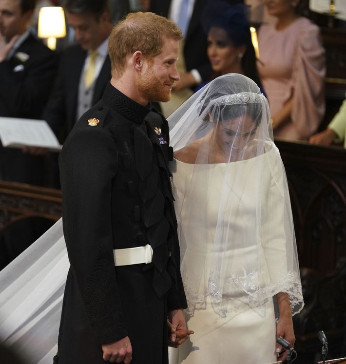 La pareja escucha el servicio religioso que incluyó selecciones modernas como la canción Stand By Me. (Dominic Lipinski/pool photo via AP)
