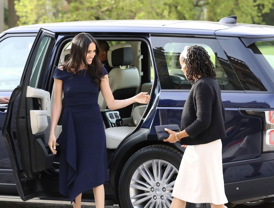 Meghan y su madre se bajan de la Range Rover que las condujo al Cliveden House, que está apenas a 15 minutos del castillo de los Windsor. Steve Parsons/PA Wire