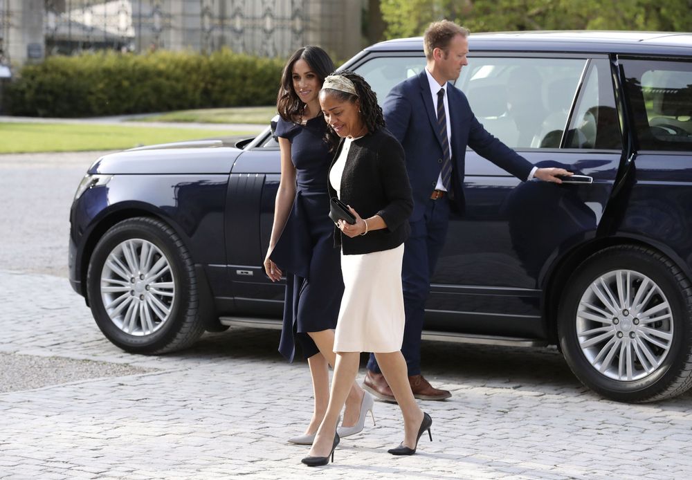 Como muchas parejas, Meghan y Harry han decidido no dormir juntos y han elegido dos lujosos hoteles, pues quieren seguir la tradición y no verse hasta que la actriz haga el paseíllo por la capilla de St. George. Steve Parsons/PA Wire