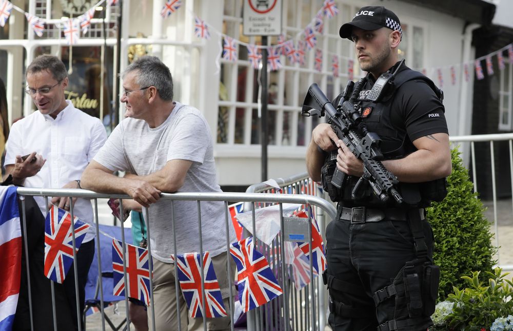Los hermanos Harry y William caminaron entre el público que ya está arremolinado en los alrededores del castillo bajo fuertes medidas de seguridad. (AP Photo/Kirsty Wigglesworth)