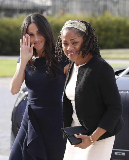 Meghan lució relajada, a pesar de los dimes y diretes de su familia y la noticia más reciente de que su padre no la llevará al altar. Su madre Doria llevaba sus característicos "dreadlocks". Steve Parsons/PA Wire