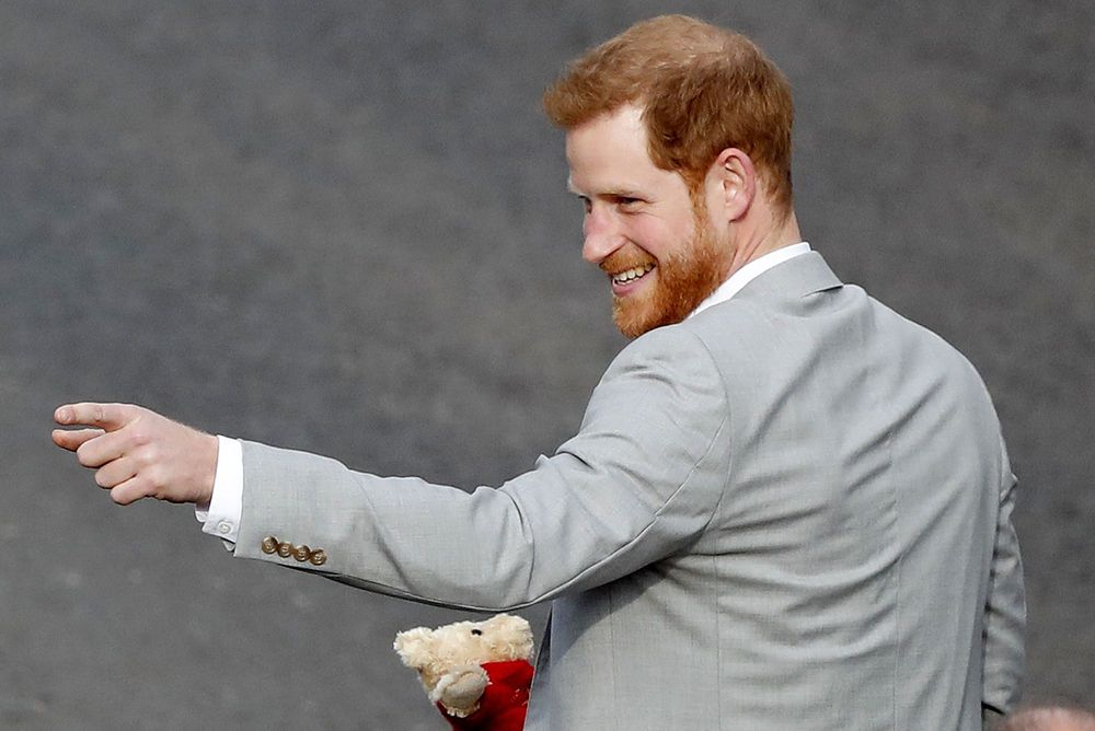 El príncipe Harry parece reconocer a alguien entre la muchedumbre. (AP Photo/Frank Augstein)