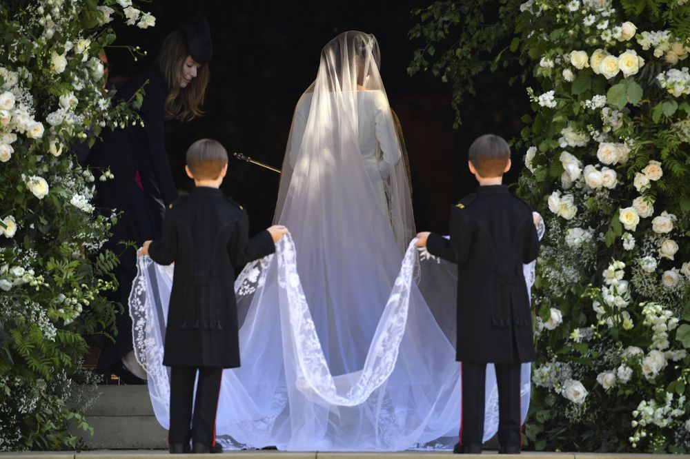 La novia llega a la capilla de San Jorge en el Castillo de Windsor con un vestido de Givenchy. (Ben Stansall/pool photo via AP)