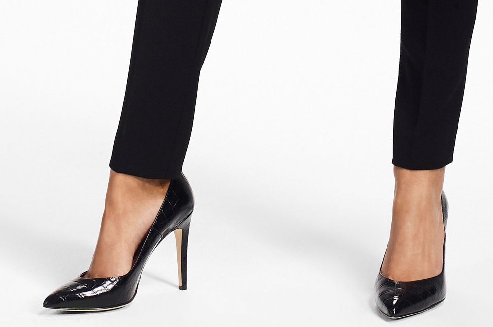 El zapato tipo “pump” es uno de los preferidos para el trabajo, pues lo mismo quedan bien con una falda, un pantalón, un vestido o un mahón. Los tonos neutrales tienden a ser más versátiles. (Foto: WGSN)