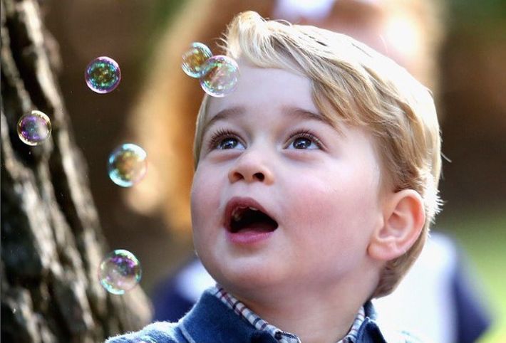 El príncipe muestra estar anodadado ante la cantidad de burbujas que lo rodean en una fiesta para niños llevada a acabo en Victoria. (Instagram /@kensingtonroyal)
