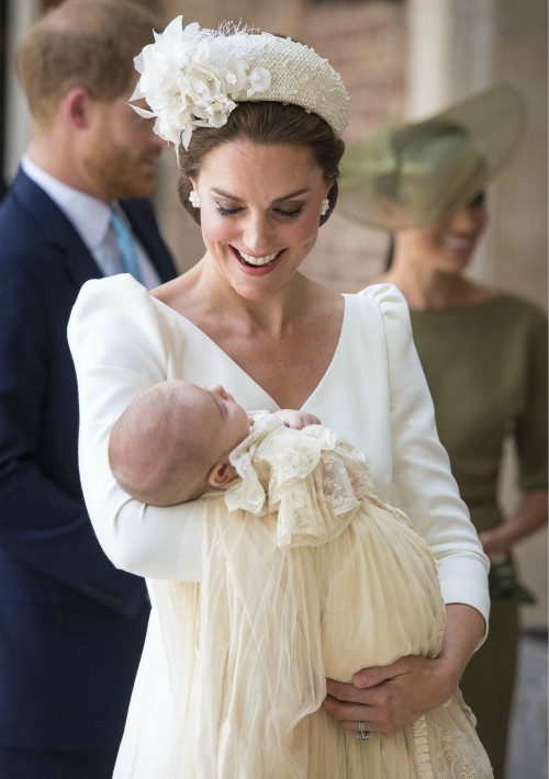Kate, duquesa de Cambridge, carga al príncipe Louis al llegar a su bautizo en la Capilla Real del Palacio de Saint James, en Londres. (Foto: AP)