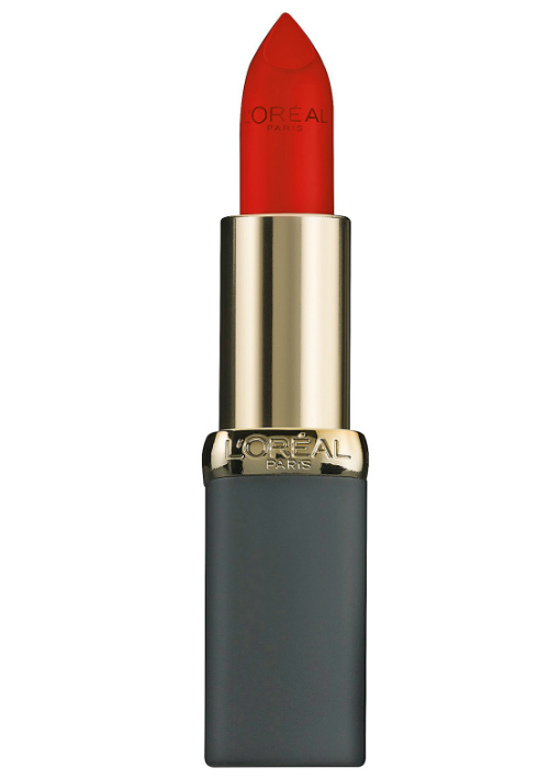 Un lápiz labial rojo o borgoña, para esos momentos en los que quieres destacar tus labios. Busca el color que mejor se ajuste a tu tono de piel, sugiere el maquillista Charlie Vázquez.