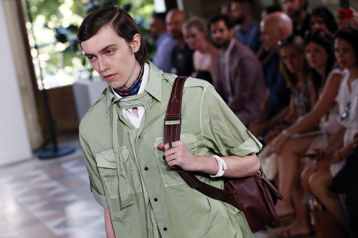 Los bolsos para hombres fueron los accesorios más vistos en el desfile.
