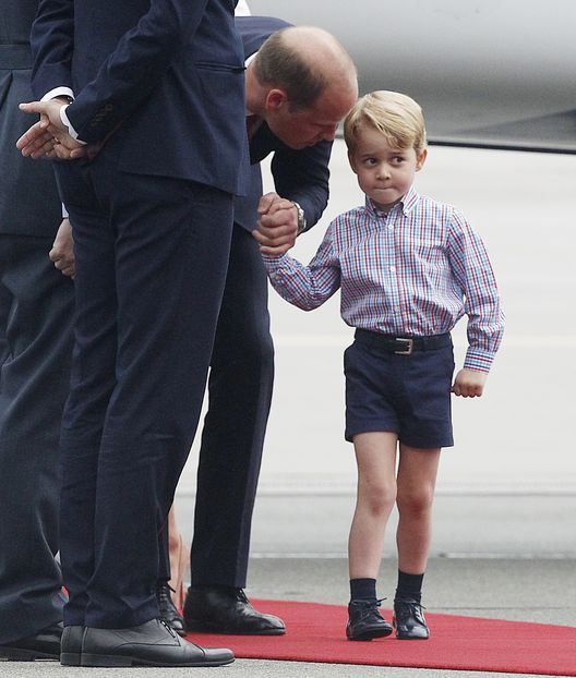 Cuando la familia real británico tocó suelo en polonia, el príncipe George parecía no estar de humor para comenzar la visita de Estado. (Prensa Asociada)