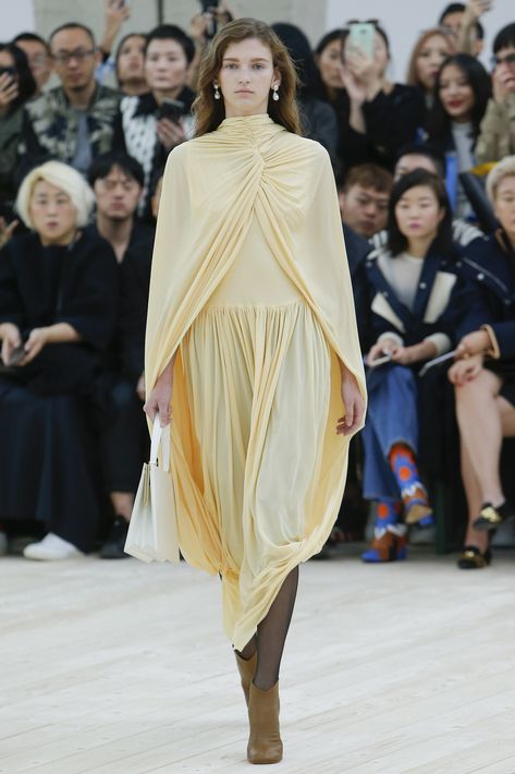 Con un aire más etéreo, otras casas de moda como Balmain, Celine, Dennis Basso, Vionnet y Gareth Pugh llevaron el drapeado en telas muy finas y transparentes.