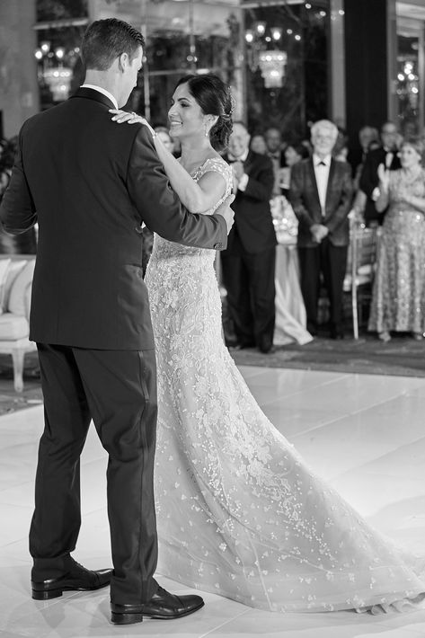 Música- Ceremonia: A Piacere, Patricia Vásquez. Cóctel: 4 Steps, Richard Trinidad. Recepción: Cuenta Regresiva. Primer Baile: La Vie en Rose interpretado por Patricia Vásquez. Hora Loca: Sak Entertainment