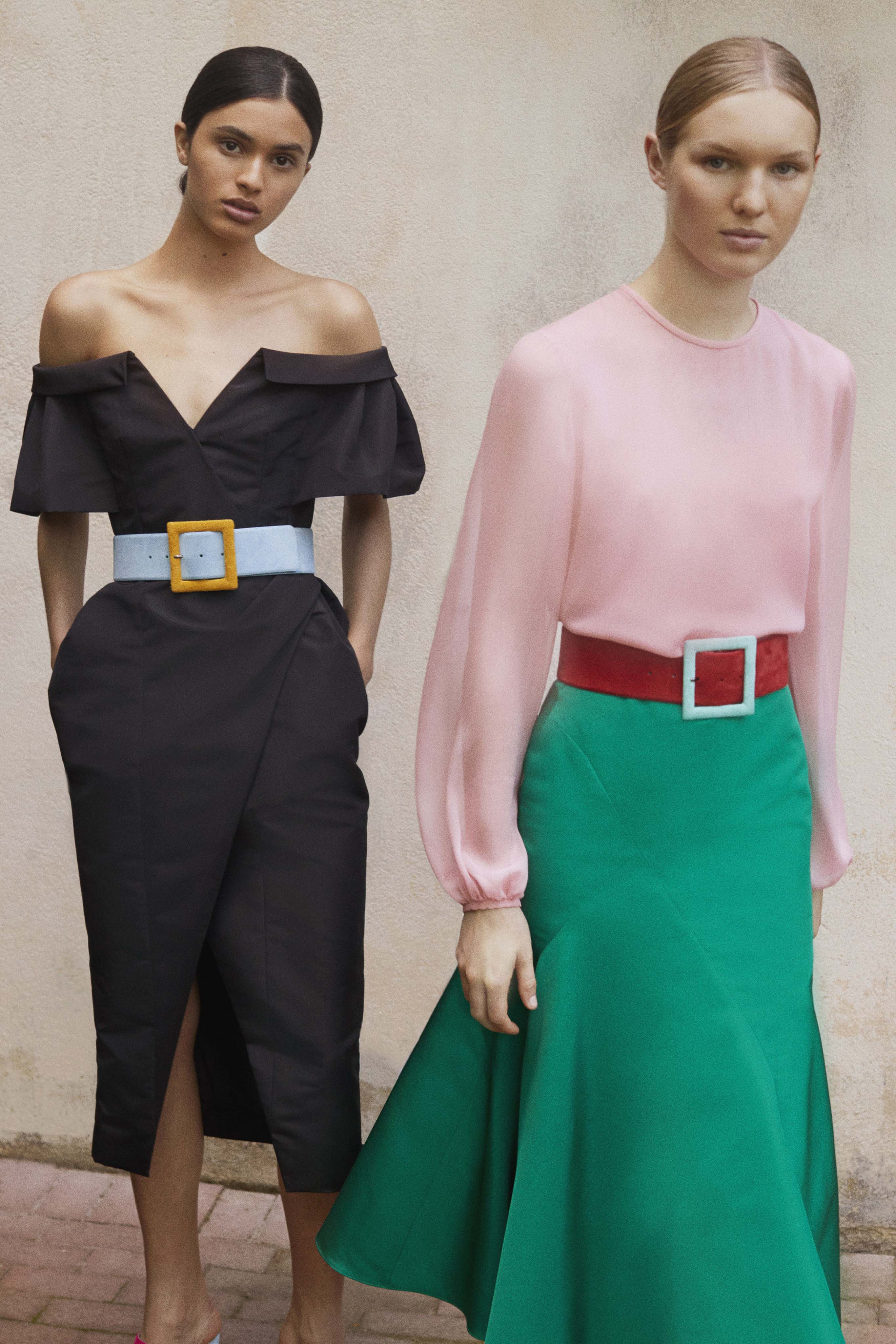 Combinados con blusas y faldas los cinturones se lucen en la colección veraniega de Carolina Herrera. Fotos: WGSN.