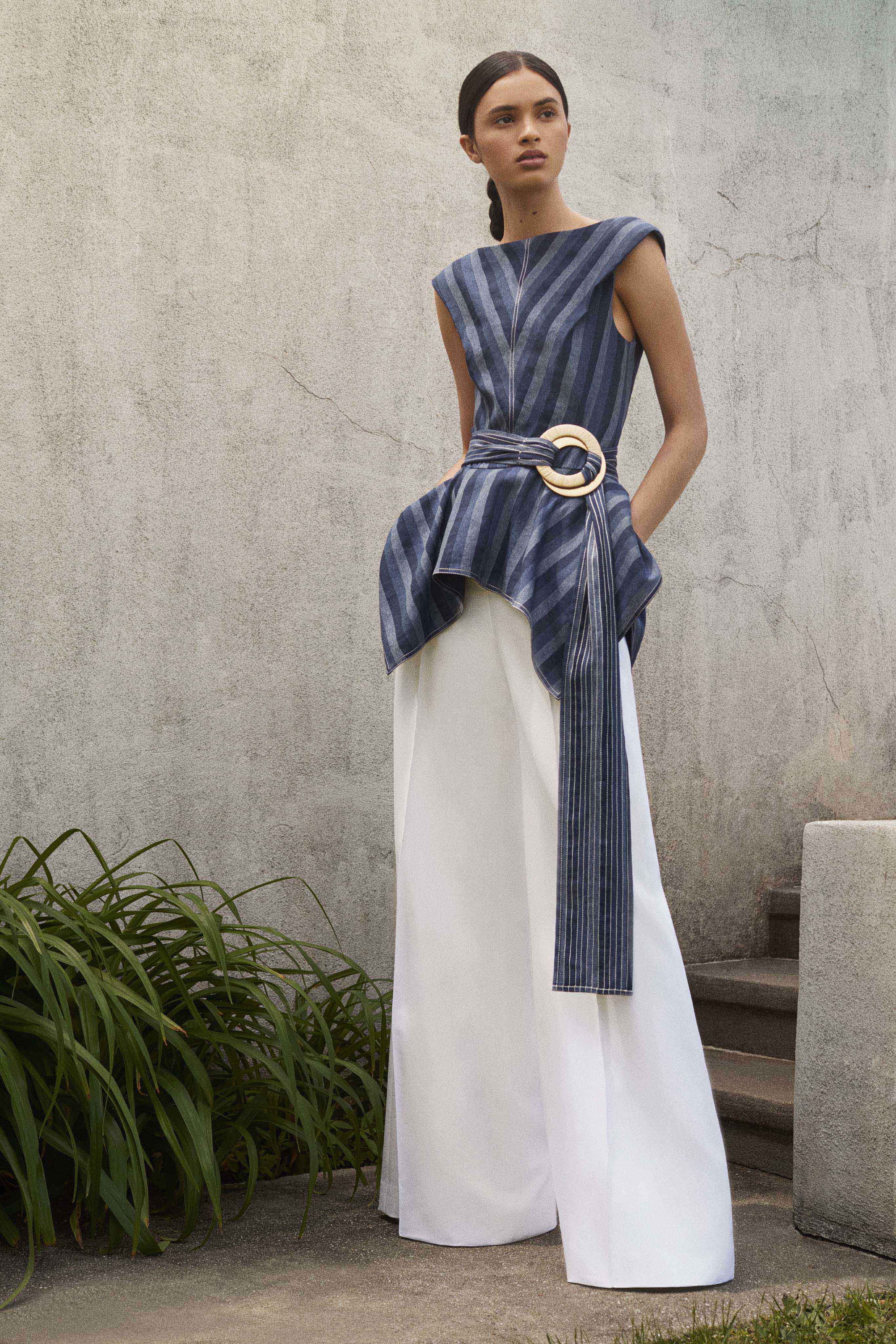 Este lazo con forma de ojo de buey acompaña los tonos marinos de este diseño de Carolina Herrera. Foto: WGSN.
