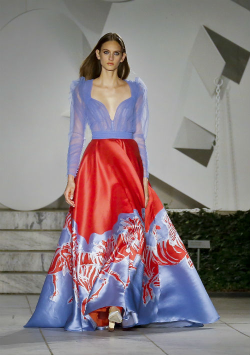 Carolina Herrera cree que la moda es "arte en movimiento", así que, naturalmente, uno de sus lugares predilectos para mostrar su ropa es un museo. (AP)
