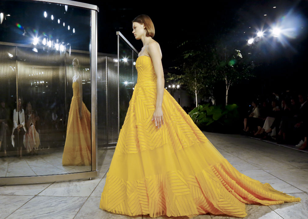 La diseñadora venezolana ha presentado colecciones en el imponente patio del Frick Collection, y esta Semana de la Moda lo hizo en el jardín de las esculturas del Museo de Arte Moderno (MoMA). (AP)