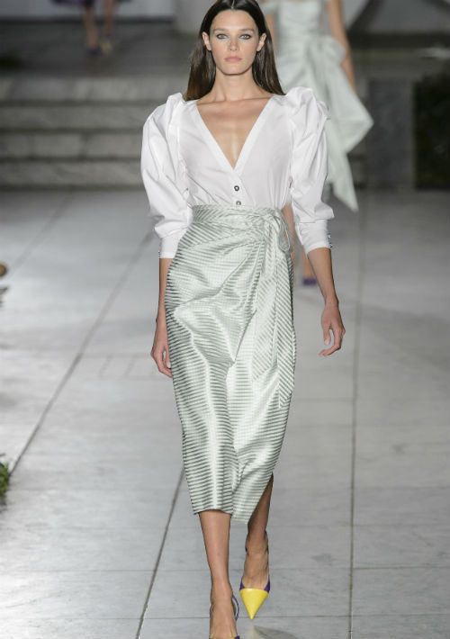 La emblemática camisa blanca de Herrera también hizo una aparición en la pasarela, esta vez con un profundo cuello en V, mangas dramáticas y una falda envolvente. (AP)