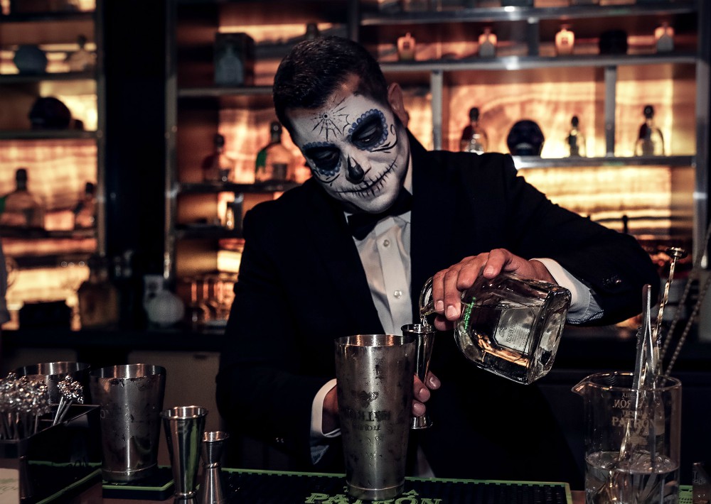 Carlos García, embajador de Tequila Patrón prepara el trago más solicitado “El Diablo”. (Foto: Suministrada)