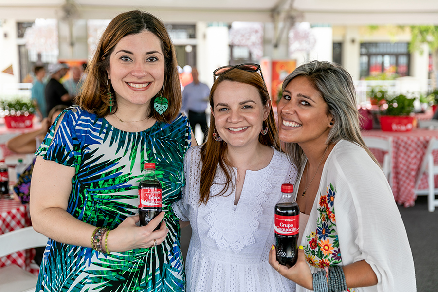 La Directora del Grupo Guayacán junto a parte de la familia Guayacán, con la botella personalizada. (Suministrada)