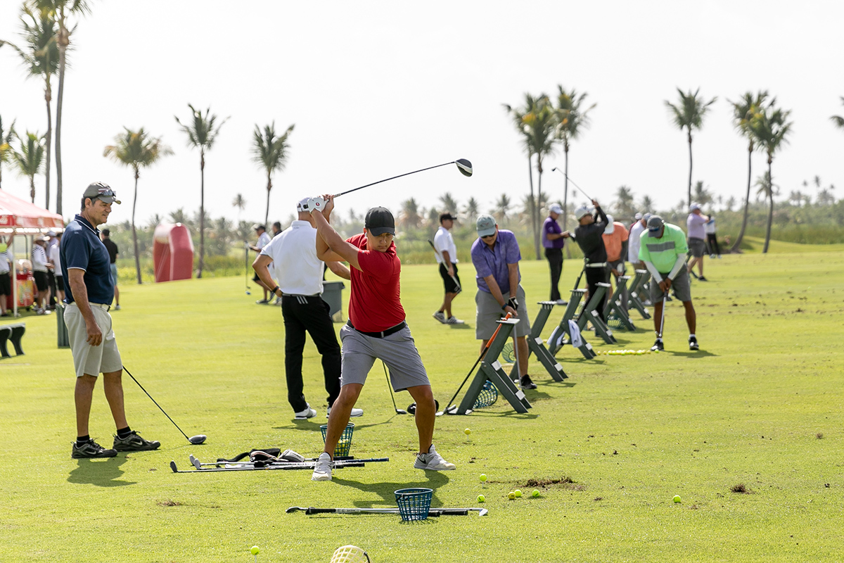 Jugadores calientan en el mini campo de golf. (Suministrada)