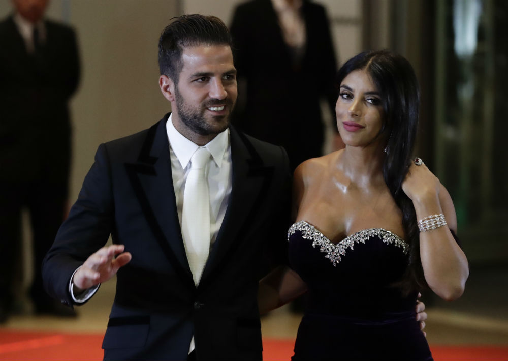 El jugador del Chelsea Cesc Fábregas y Daniella Semaan posan previo al inicio de la ceremonia. (AP Photo/Victor R. Caivano)