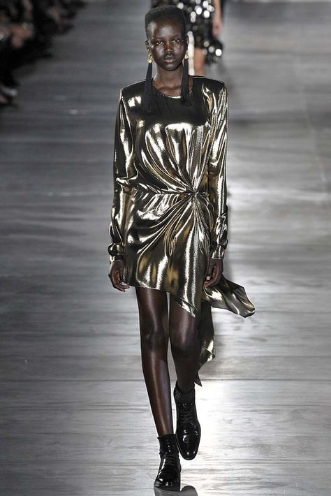 Anthony Vaccarello en su estreno como director creativo de la firma Saint Laurent, seleccionó textiles más gruesos con acabado metálico para hacer el drapeado con un aire más atrevido y sensual.