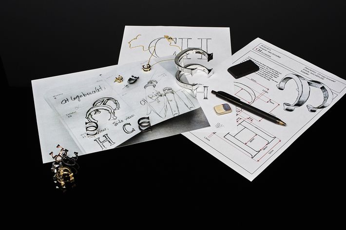 Tomando como punto de partida las letras C H -seña de identidad de la casa Carolina Herrera- se erige un nuevo emblema en el que se ha querido fusionar diseño y arte, y que se aplicará a distintas líneas de colecciones.