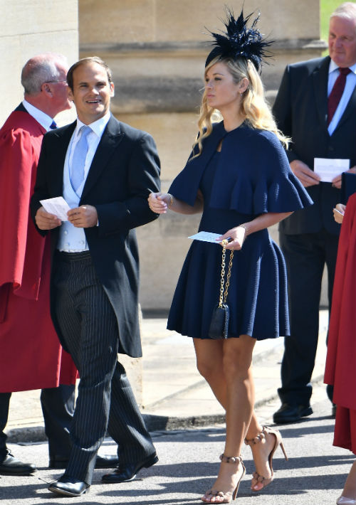 Chelsy Davi, exnovia del príncipe Harry asistió vestida de azul. (AP)