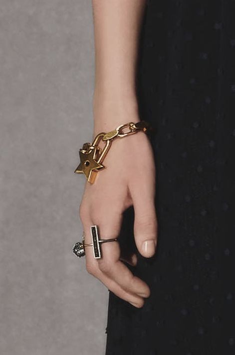 La pulsera con charms vuelve para darle un toque bien femenino y juvenil a tu muñeca. Christian Dior (WGSN)