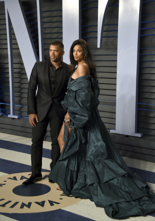 Russell Wilson, a la izquierda, y la cantante Ciara. (The Associated Press)