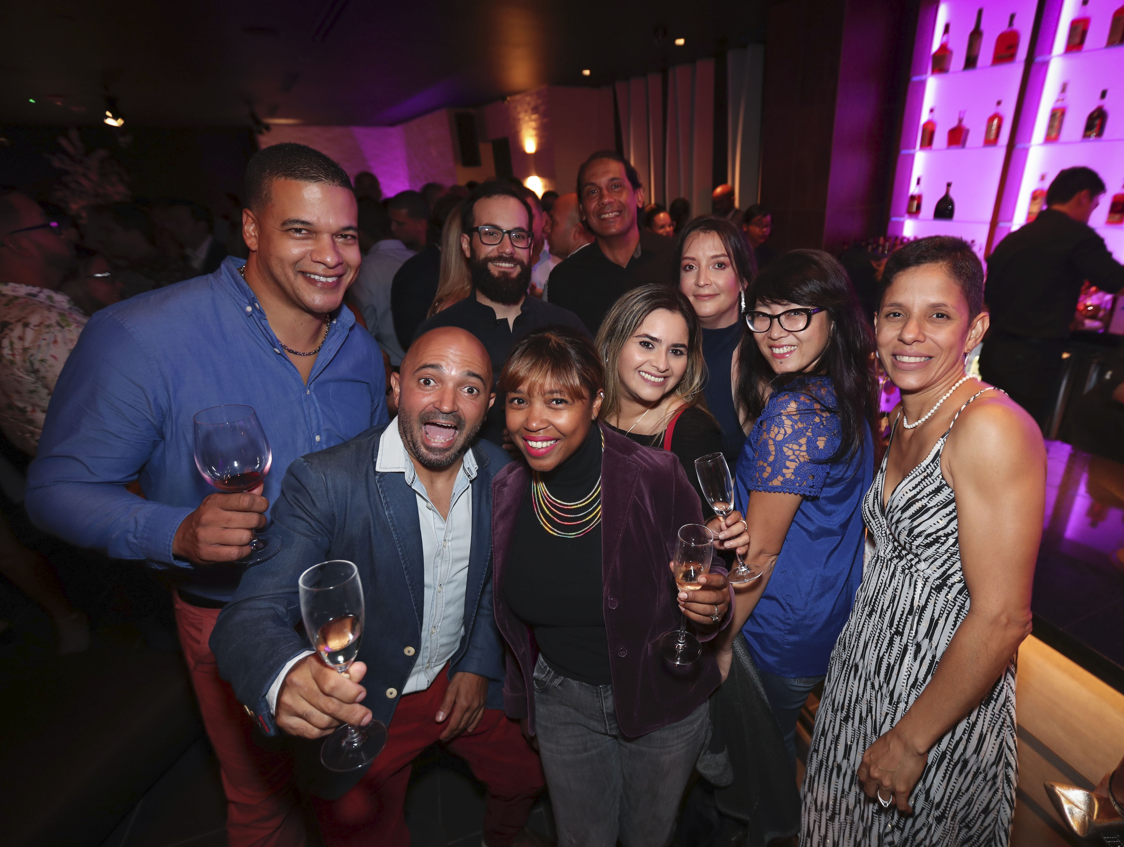 Colegas chefs compartiendo en la apertura de STK San Juan. (Suministradas)