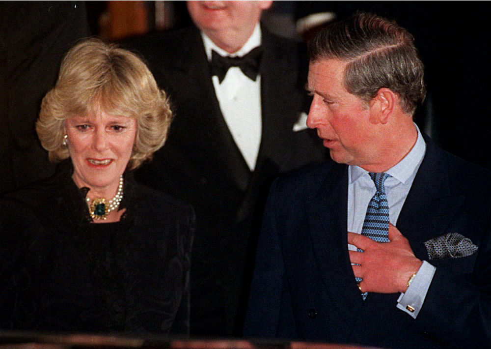 28 de enero de 1999. El príncipe Charles y su compañera Camila Parker Bowles abandonan el Hotel Ritz Carlton en Londres por primera vez como pareja, luego de una amistad de 25 años. (AP)