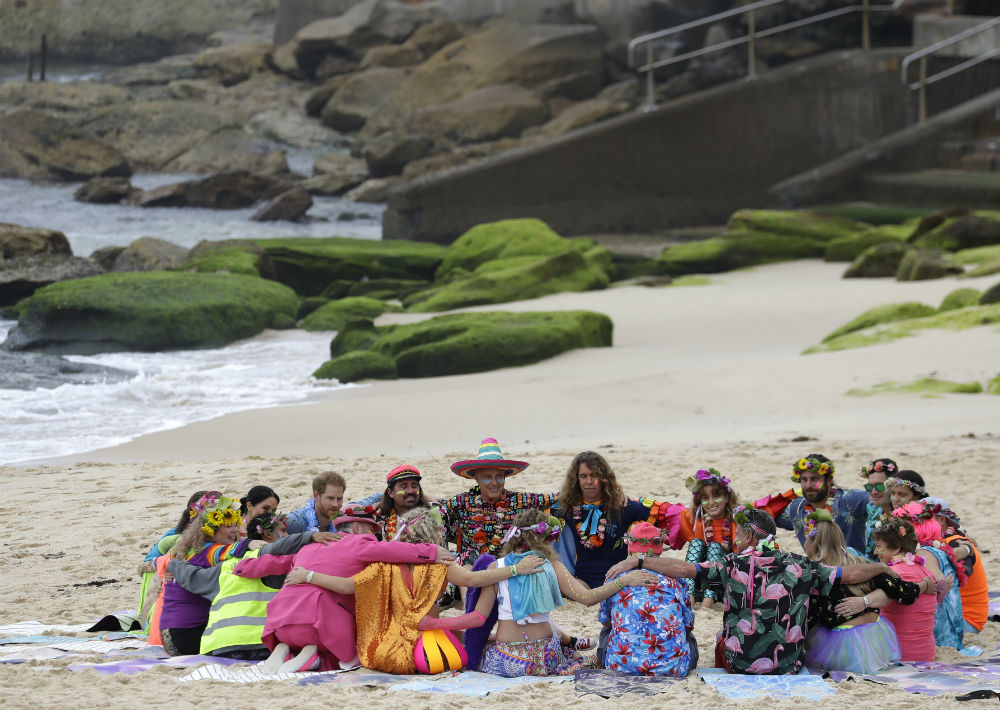 Allí se reunieron con el grupo comunitario de "surfing" conocido como One Wave. (AP Photo/Kirsty Wigglesworth))