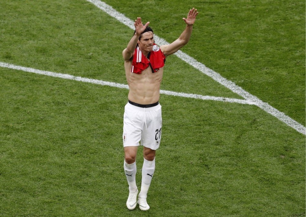 El uruguayo Edinson Cavani celebra la victoria de su selección ante Egipto. (EFE)