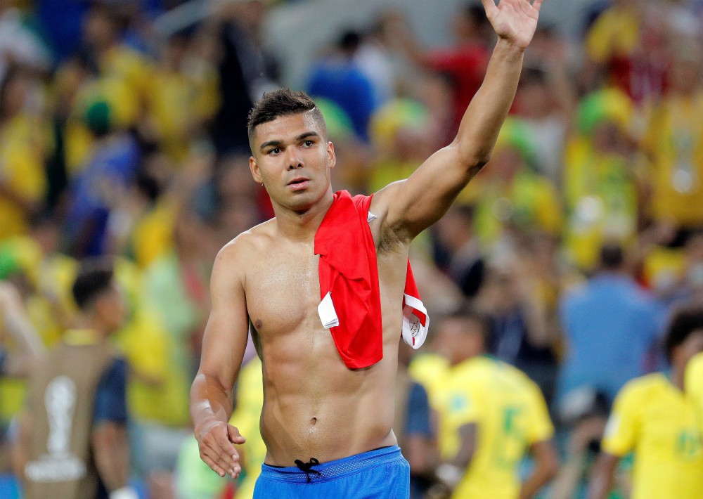 El centrocampista brasileño Casemiro celebra la victoria tras el partido Serbia-Brasil. (EFE)
