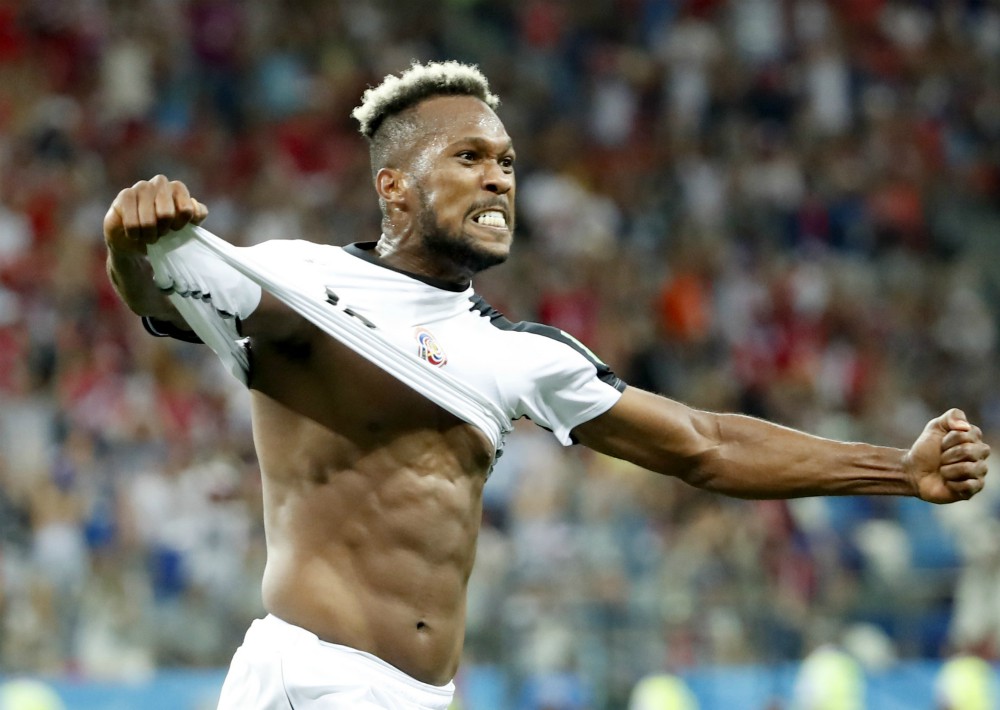 El costarricense Kendall Waston anota un gol ante Suiza. (EFE)